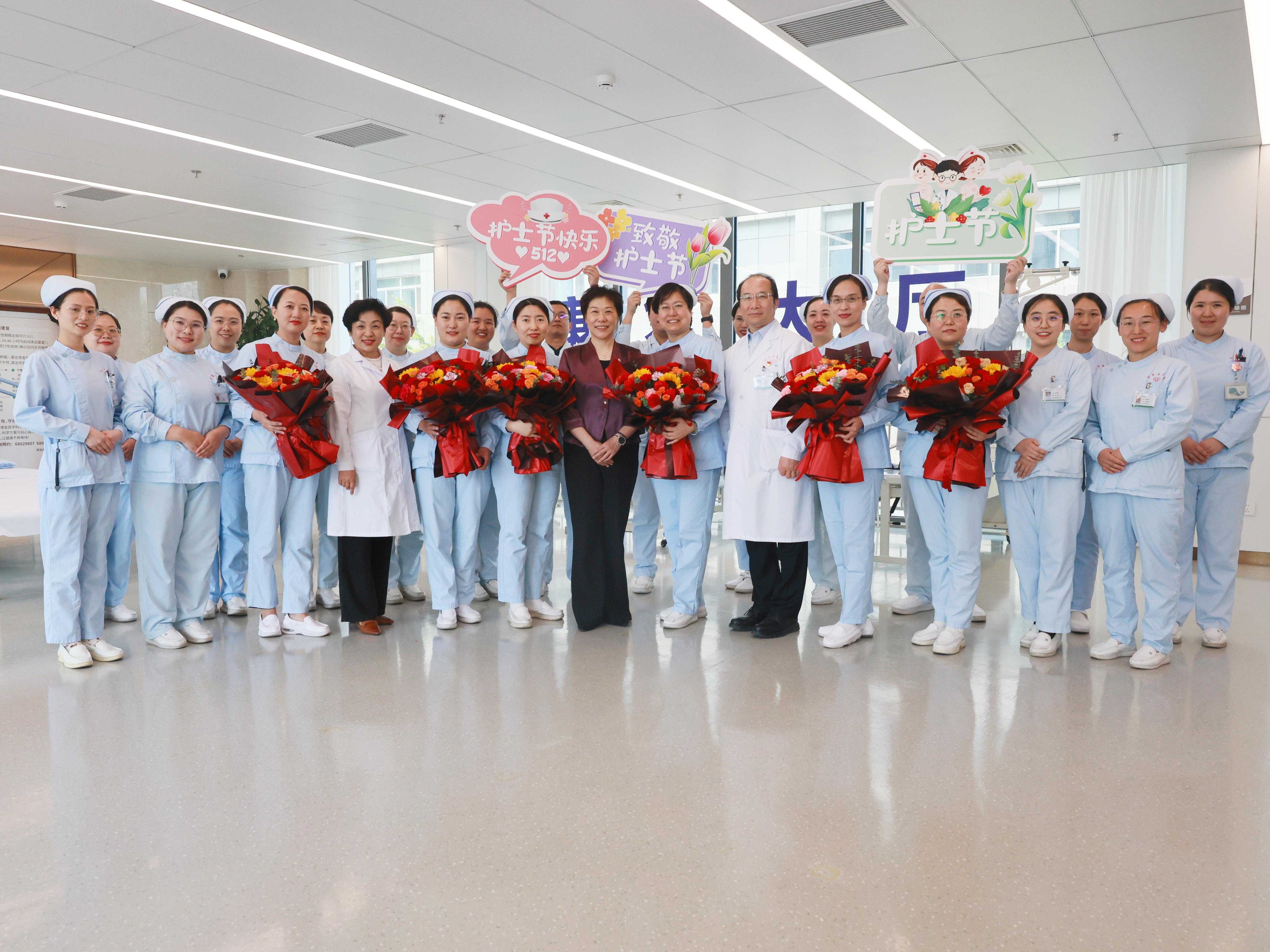 市卫生健康委党组书记、主任许尽晖到市第五医院走访慰问一线护理...