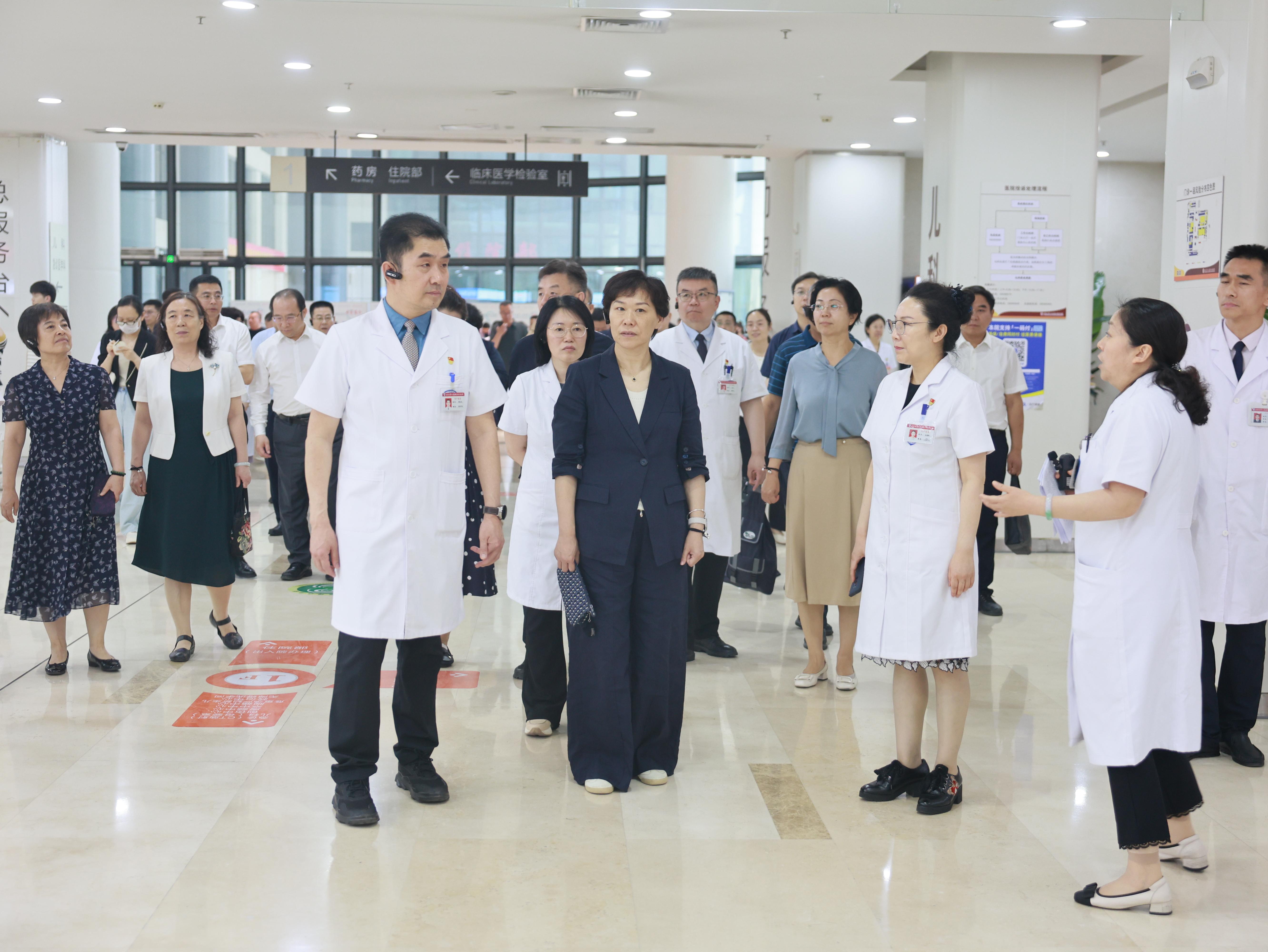 市卫生健康委组织开展委属医院就医服务观摩活动